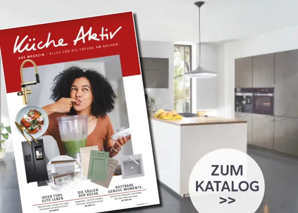 Küche Aktiv Magazin vor moderner Küche mit Kochinsel, Einbaugeräten und hellen Fronten, Ideen für Küchenplanung, hochwertige Küchenmöbel und Freude am Kochen im Alltag.